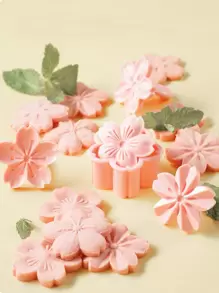 1 件樱花形饼干模具（1 个饼干模具 + 4 个花刀片）