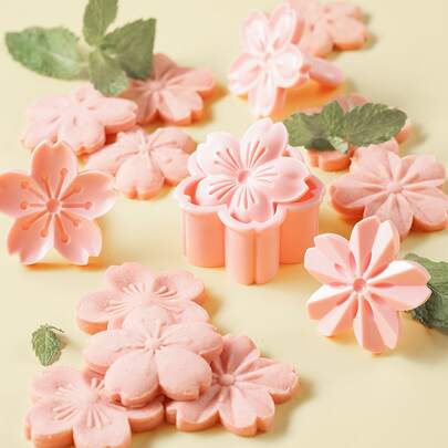 1 件樱花形饼干模具（1 个饼干模具 + 4 个花刀片）