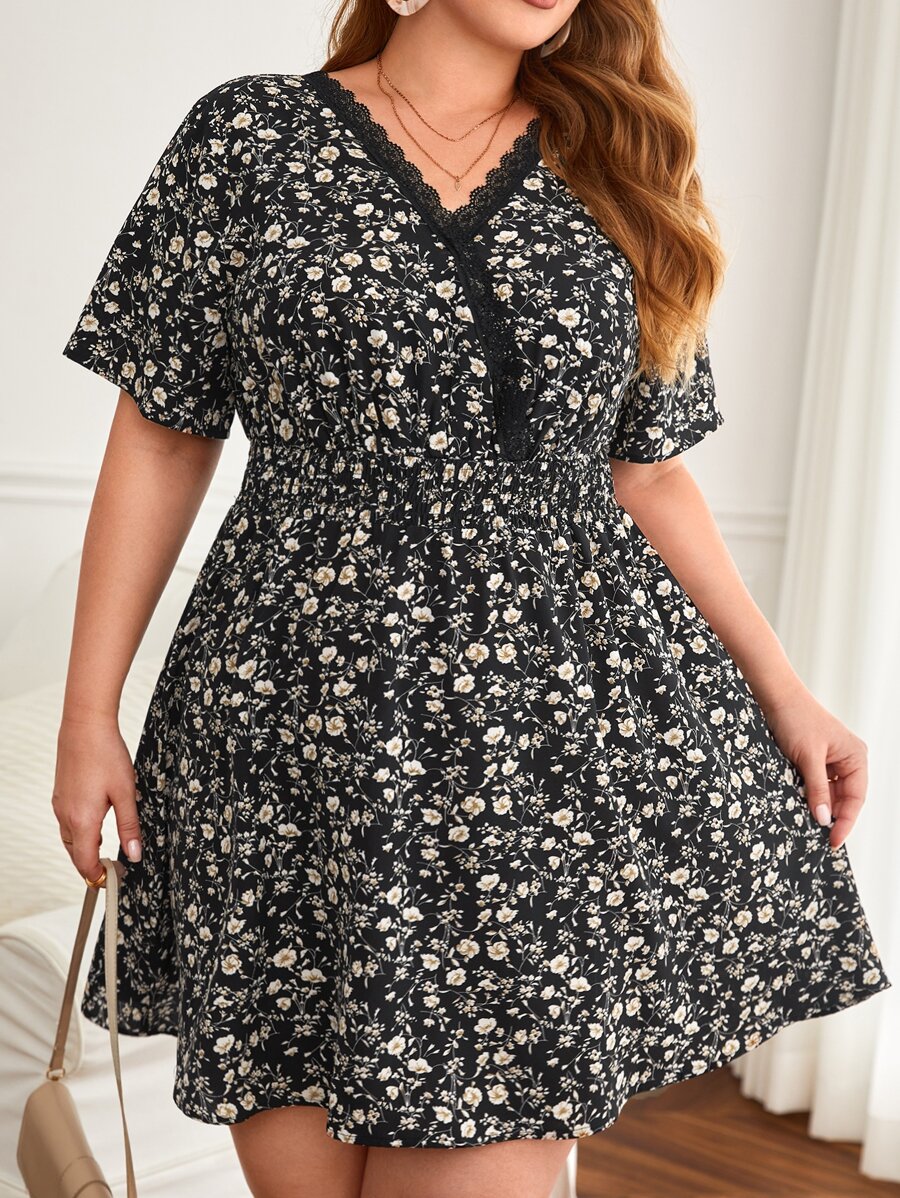 SHEIN LUNE 大碼碎花鏤空蕾絲花邊後背繫帶連衣裙 - 彩色 - 查看 1