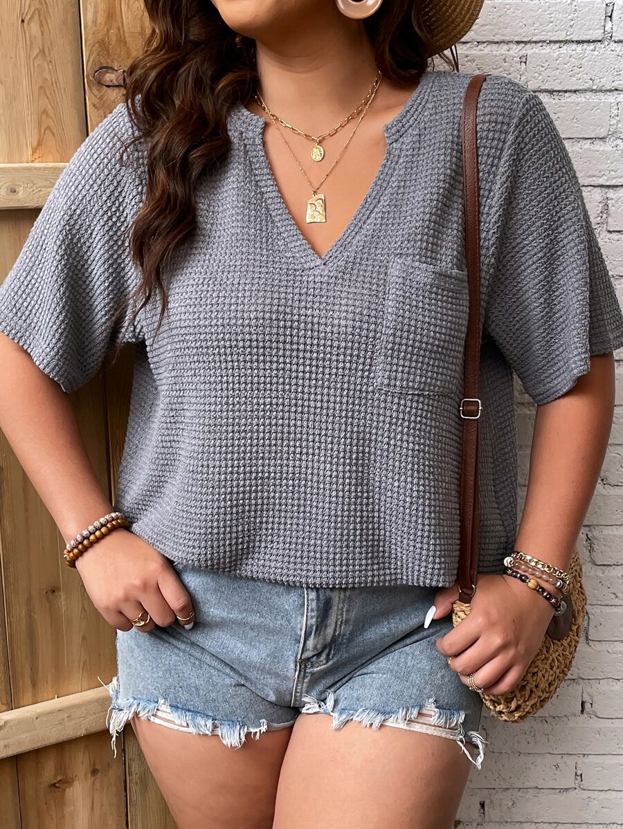 SHEIN LUNE 大碼缺口領口袋貼布華夫格編織T恤 - 灰色 - 查看 1