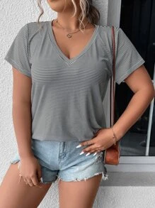 SHEIN LUNE 加大条纹印花 V 领 T 恤 图案 T 恤 女式上衣 - 黑與白 - 查看 6