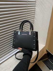 Bolsa cuadrada con estampado de letra con diseño de tachuela