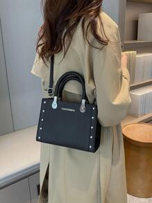 Bolsa cuadrada con estampado de letra con diseño de tachuela