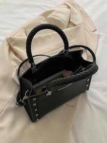 Bolsa cuadrada con estampado de letra con diseño de tachuela