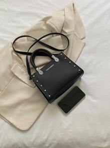 Bolsa cuadrada con estampado de letra con diseño de tachuela