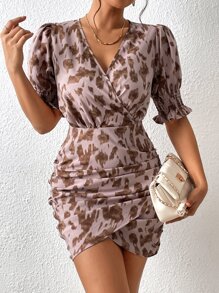 SHEIN Privé 滿版印花荷葉袖褶邊圍裹洋裝 - 藕粉色 - 查看 2