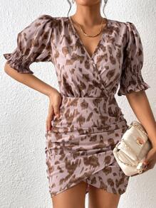 SHEIN Privé 滿版印花荷葉袖褶邊圍裹洋裝 - 藕粉色 - 查看 4