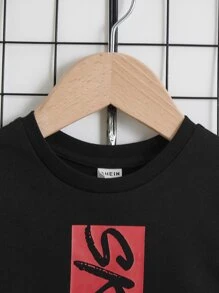 SHEIN Baby Boy Letter Graphic Tee & Shorts - Red - View 3