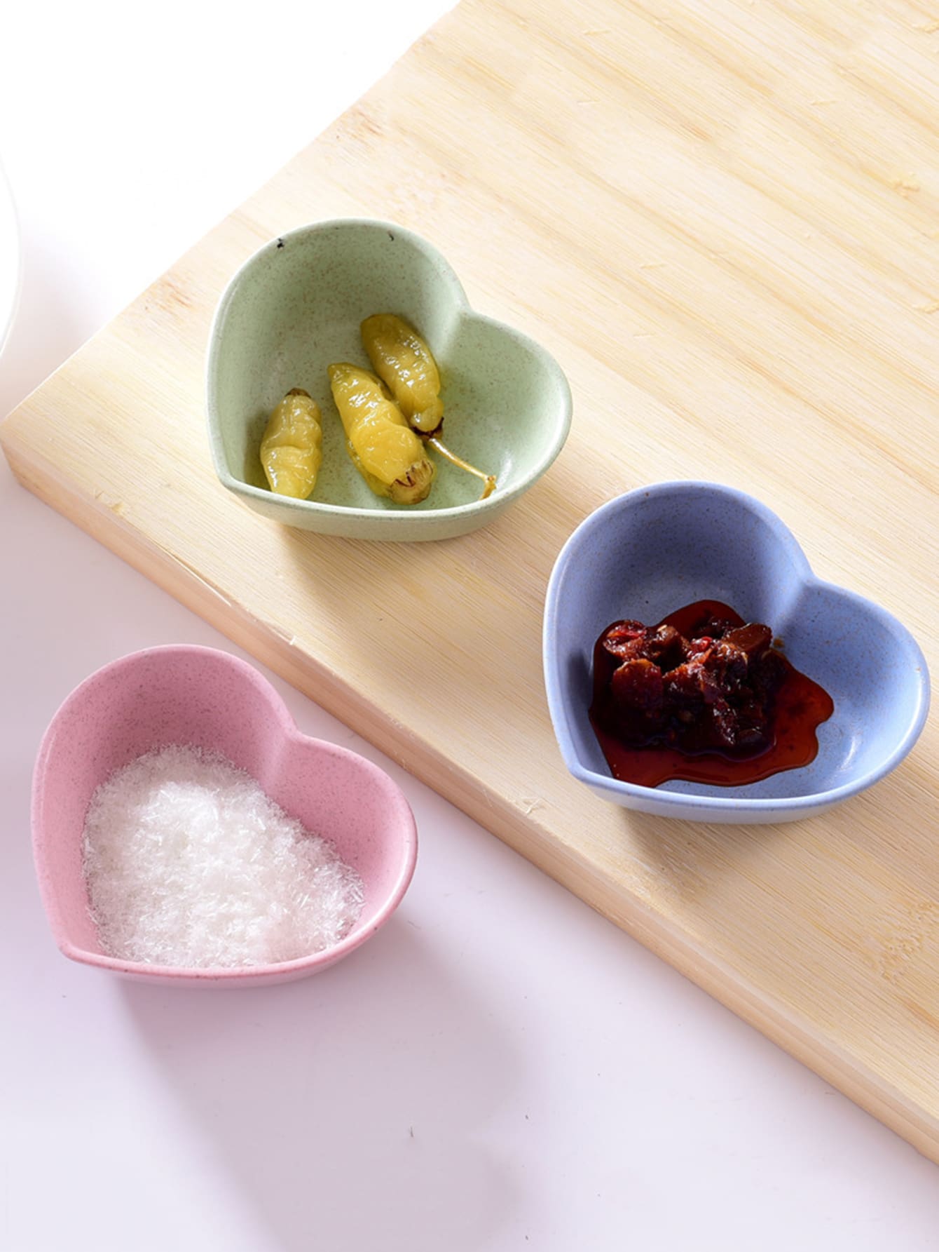 2pcs Heart Shaped Sauce Dishes, Mini Seasoning Dishes, Plastic Condiment Dishes, Sushi Soy Dipping Bowl, Snack Serving Dishes - Multicolor - View 1