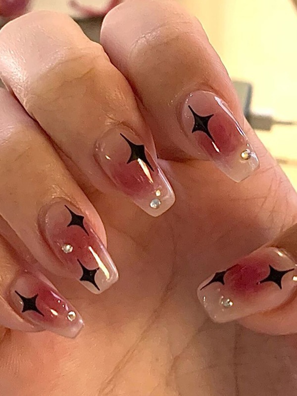 用24片长方形腮红水钻星形图案假指甲、1张胶带和1个指甲锉升级你的美甲造型，适合女性和女孩的指甲