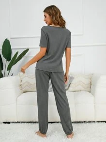 Conjunto de pijama con camiseta de cuello en pico con bordado de letras y pantalones - Gris - Ver 2