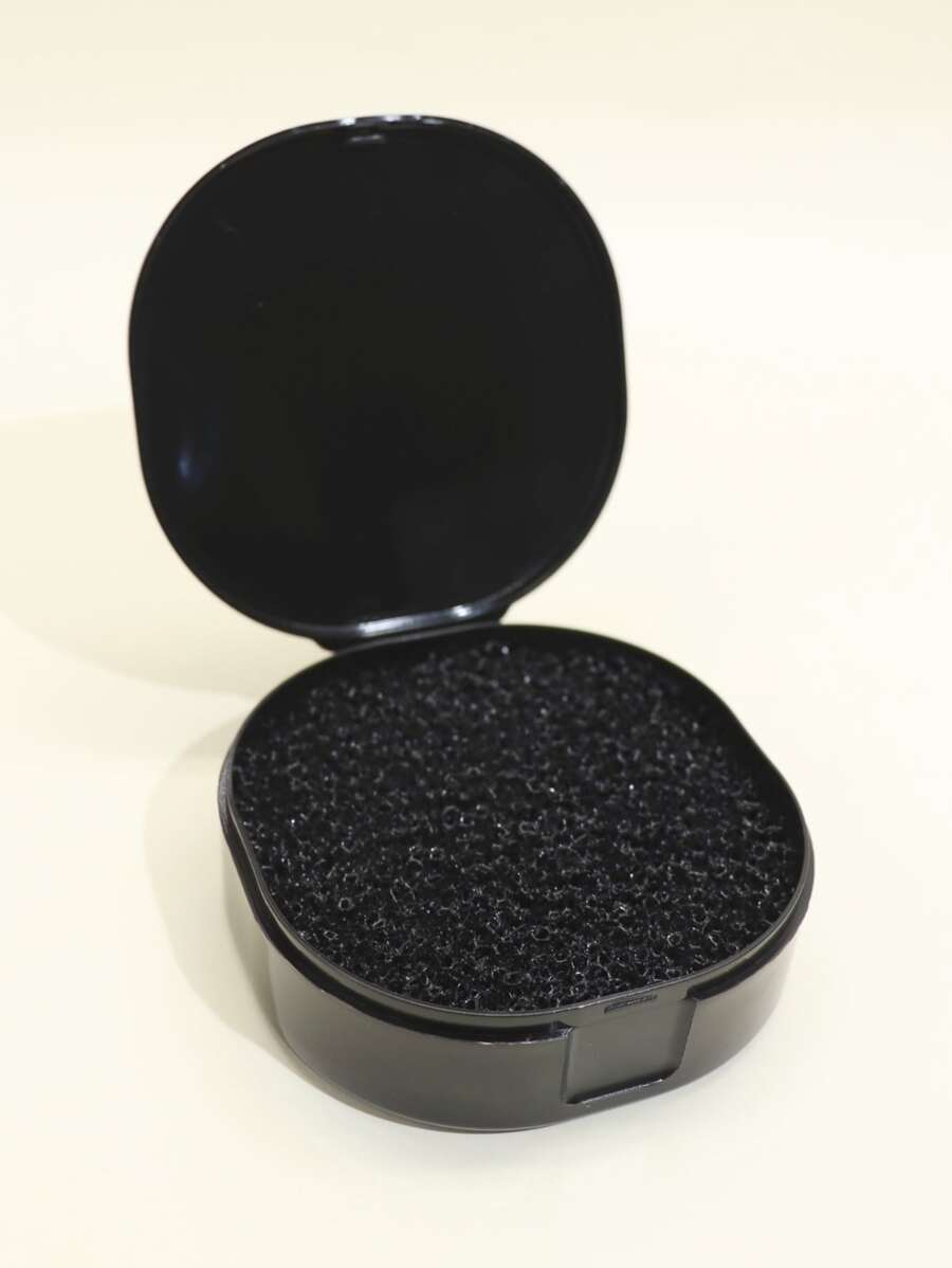 1 hộp đựng và vệ sinh cọ trang điểm bằng mút xốp, quà tặng kèm.