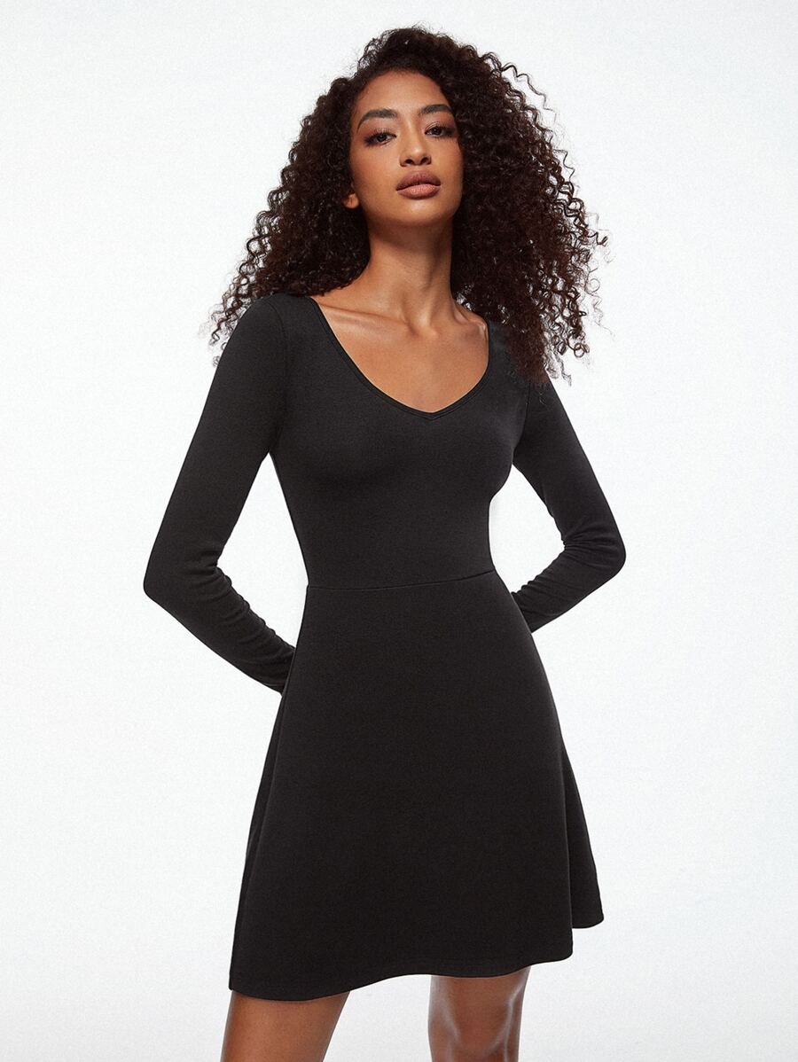 SHEIN BASICS 純色 V 領 A 字連身裙 - 黑色 - 查看 1