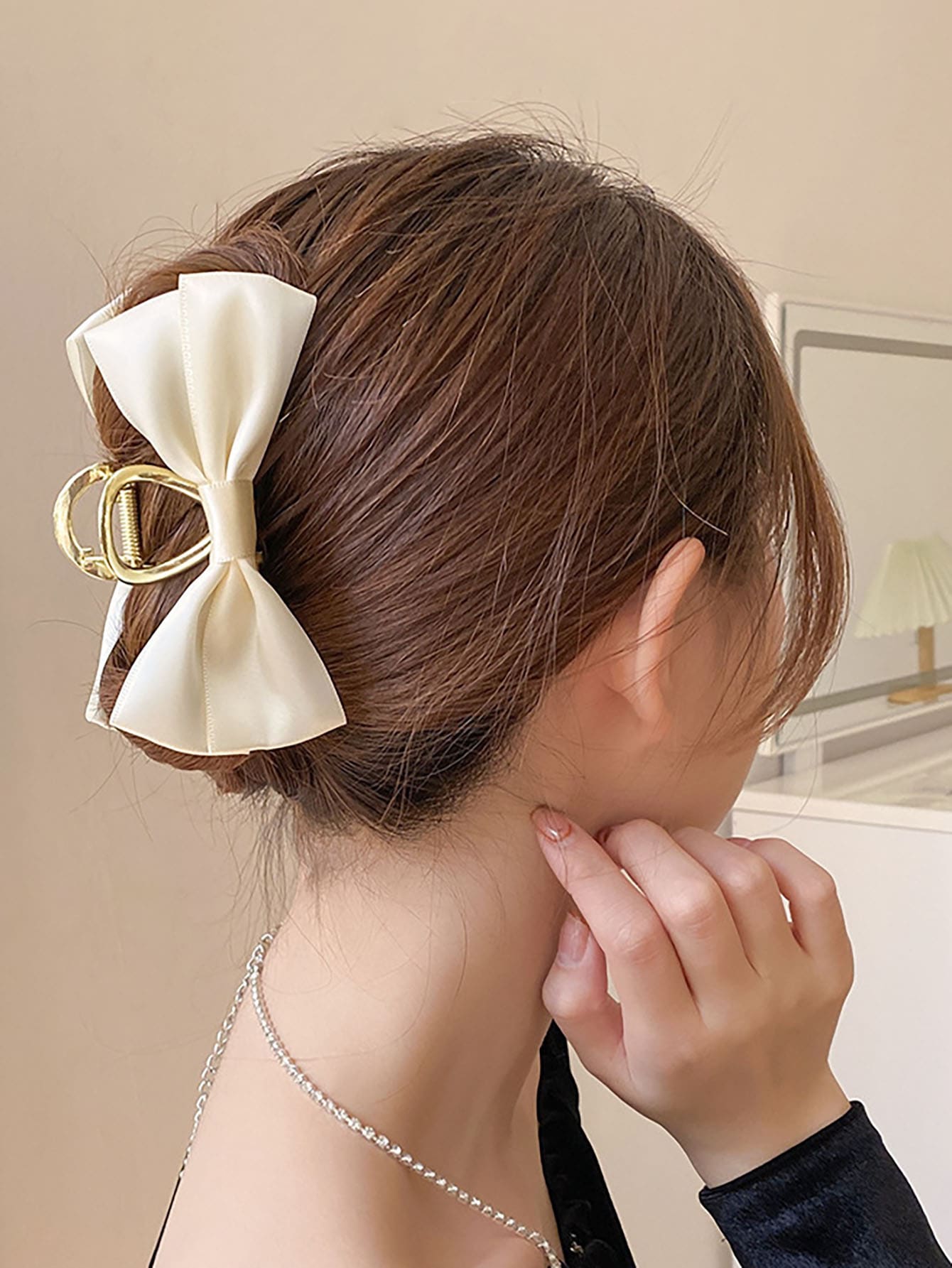 簡約優雅，適用於女孩日常髮型裝扮的蝴蝶結裝飾髮卡 - 白色 - 查看 1