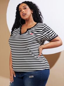 SHEIN CURVE+ 大碼條紋印花愛心刺繡缺口領滾邊T恤 - 黑與白 - 查看 3