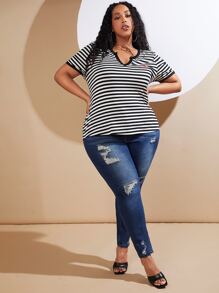 SHEIN CURVE+ 大碼條紋印花愛心刺繡缺口領滾邊T恤 - 黑與白 - 查看 4