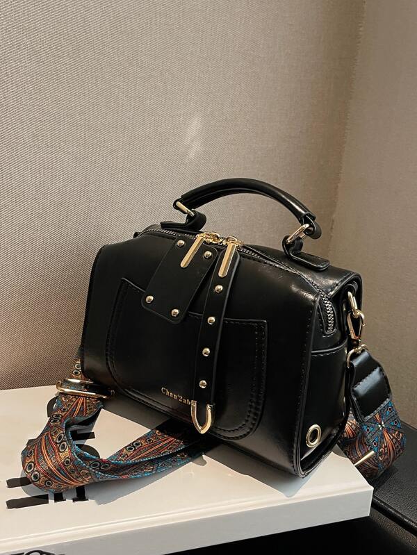 Bolso cubo mini con estampado de letra con diseño de tachuela