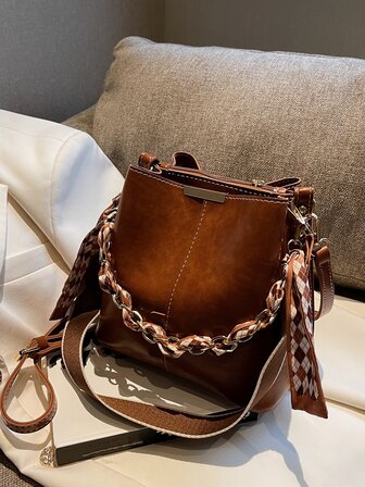 迷你鏈條和絲巾裝飾水桶包