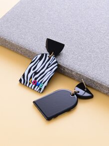 斑馬條紋和字母圖案幾何耳墜 - 黑與白 - 查看 2