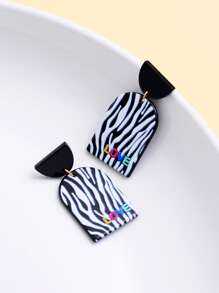 斑馬條紋和字母圖案幾何耳墜 - 黑與白 - 查看 3