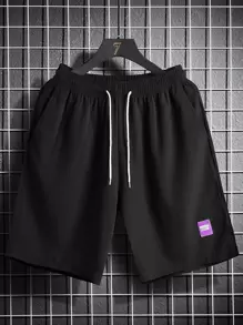 Manfinity Hypemode Uso diario casual para hombres, perfecto para salidas y vacaciones, con un estilo INS de pantalones cortos casuales sueltos de alto rendimiento. Los pantalones cortos tienen un diseño con parche de letras y cintura con cordón, y son pantalones cortos casuales con cordón.
