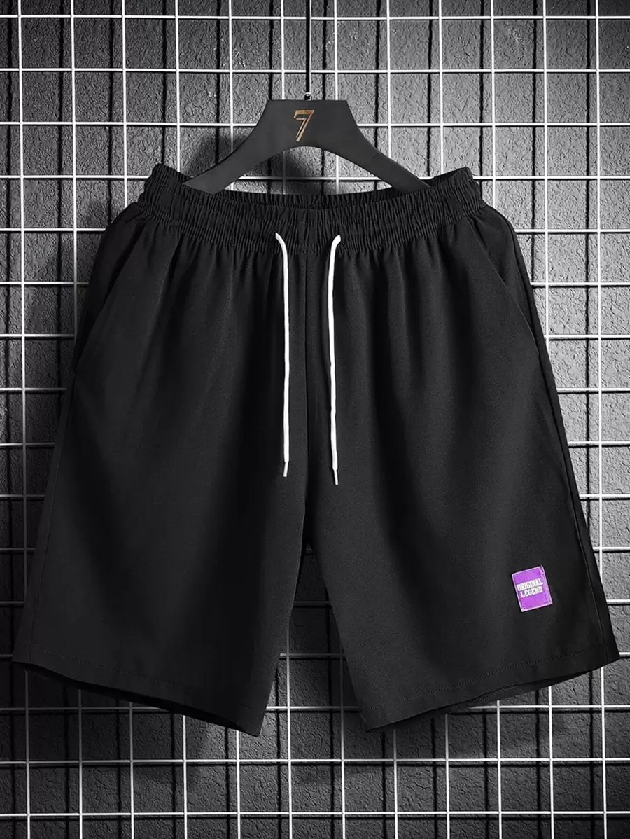 Manfinity Hypemode Uso diario casual para hombres, perfecto para salidas y vacaciones, con un estilo INS de pantalones cortos casuales sueltos de alto rendimiento. Los pantalones cortos tienen un diseño con parche de letras y cintura con cordón, y son pantalones cortos casuales con cordón.