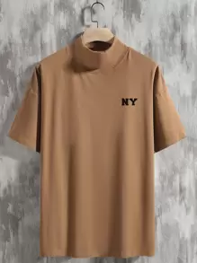 Manfinity Homme Hombres Camiseta con estampado de letra de cuello alto - Marrón - Ver 1