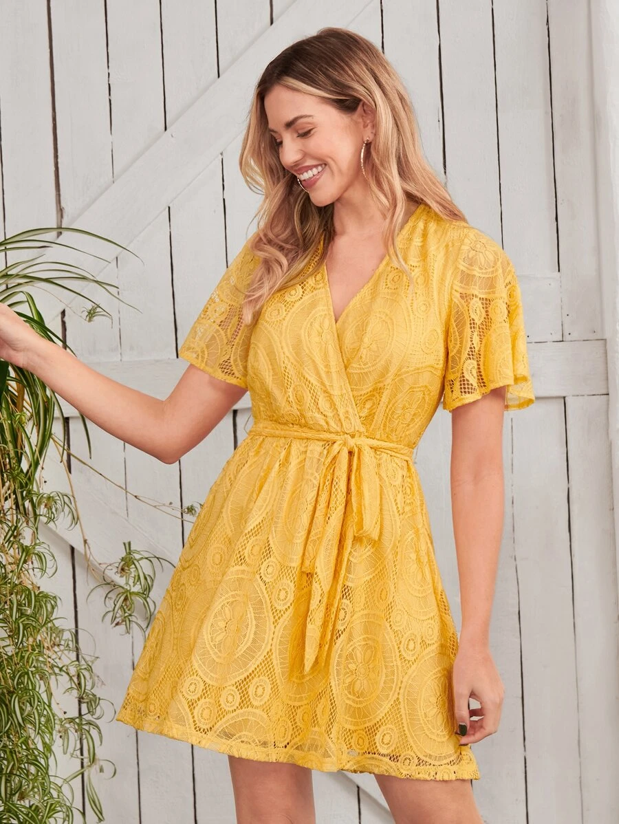 SHEIN Clasi Vestido de cuello cruzado con cinturón con encaje - Mostaza Amarilla - Ver 1