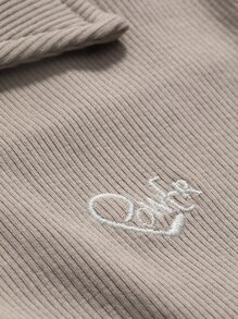 DAZY Camiseta crop con bordado de letra de cuello polo - Gris Claro - Ver 3