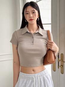 DAZY Camiseta crop con bordado de letra de cuello polo - Gris Claro - Ver 1