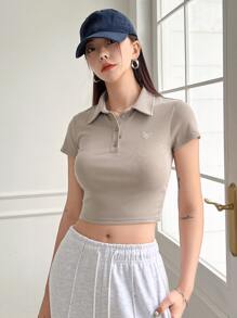 DAZY Camiseta crop con bordado de letra de cuello polo - Gris Claro - Ver 6