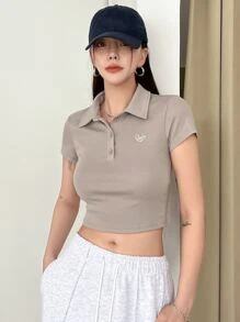 DAZY Camiseta crop con bordado de letra de cuello polo - Gris Claro - Ver 8