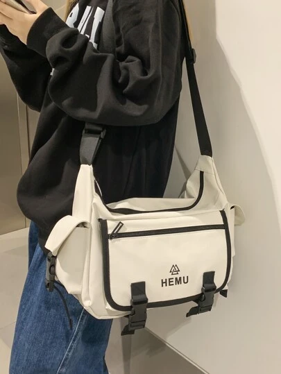 男士字母圖案插扣裝飾斜挎包