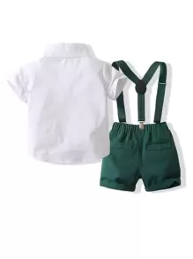 小男童前蝴蝶結襯衫和背帶短褲