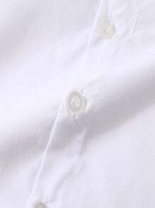 小男童前蝴蝶結襯衫和背帶短褲