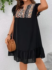 Breezaya 大碼花和佩斯利圖案毛球缺口領荷葉邊娃娃裙 - 黑色 - 查看 6