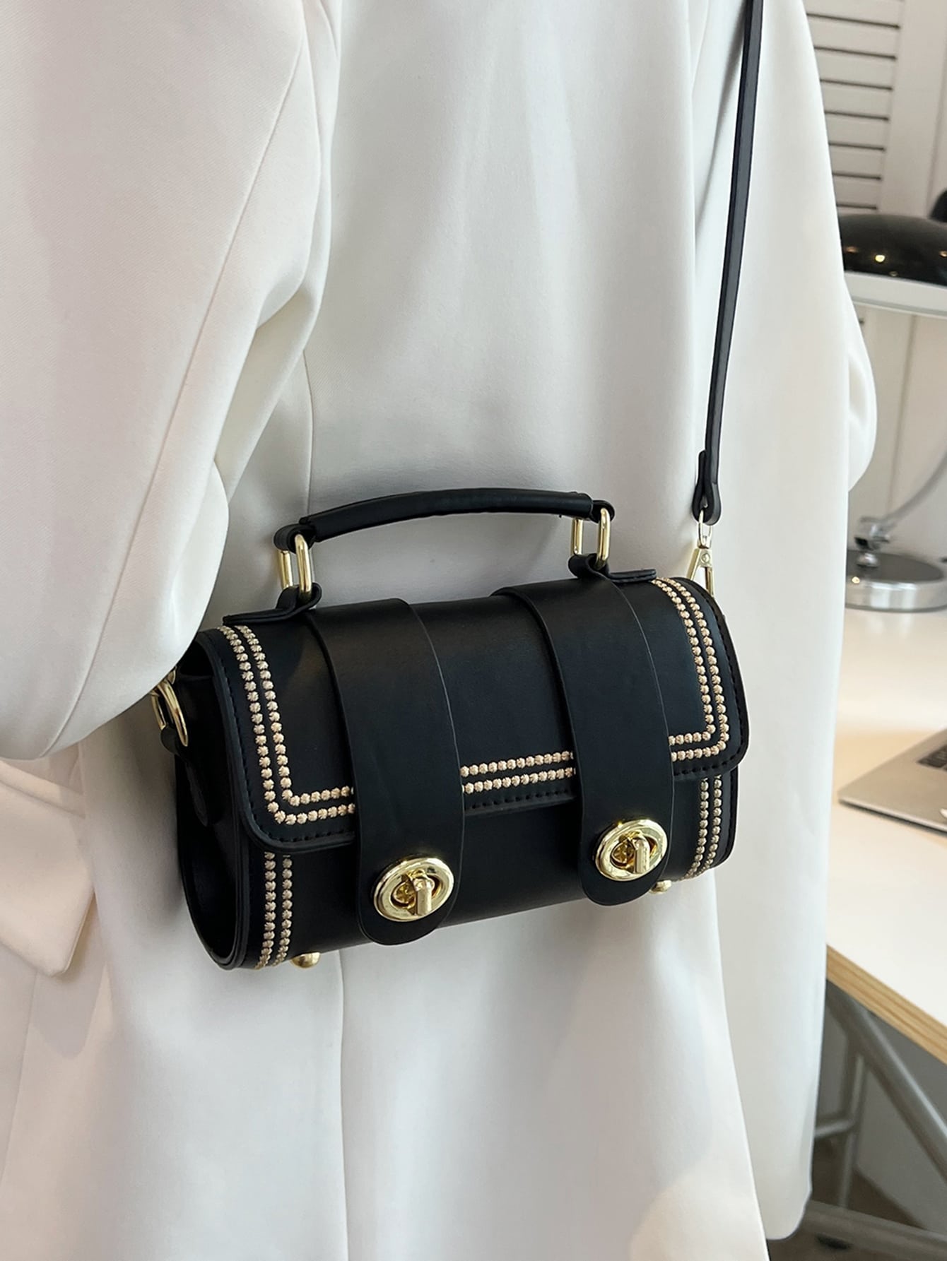 حقيبة مربعة ميني تفاصيل الغرزة قفل ملتوي رفرف