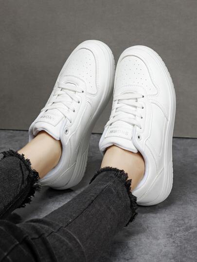 女性字母貼飾休閒鞋前綁帶運動板鞋白色