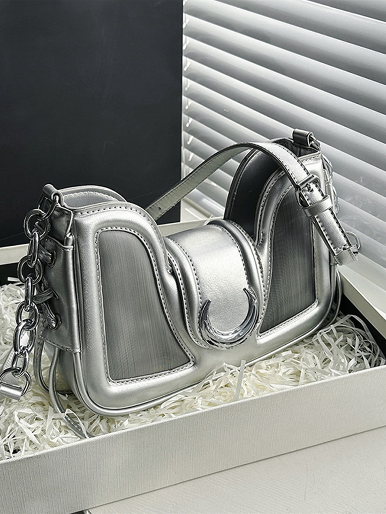 金屬質感鏈條斜挎包