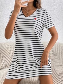 SHEIN Frenchy 條紋印花愛心刺繡T恤洋裝 - 白色 - 查看 1