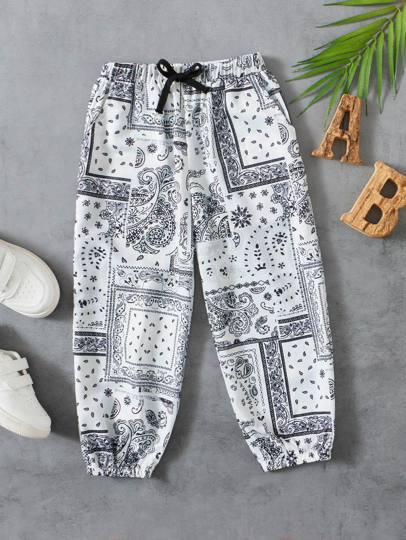 SHEIN 小男童佩斯利絲巾圖案長褲 - 黑與白 - 查看 1