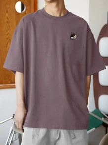 Manfinity Hypemode Hombres Camiseta de hombros caídos con parche de oso - Púrpura polvoriento - Ver 1