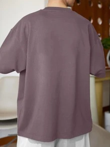 Manfinity Hypemode Hombres Camiseta de hombros caídos con parche de oso - Púrpura polvoriento - Ver 2