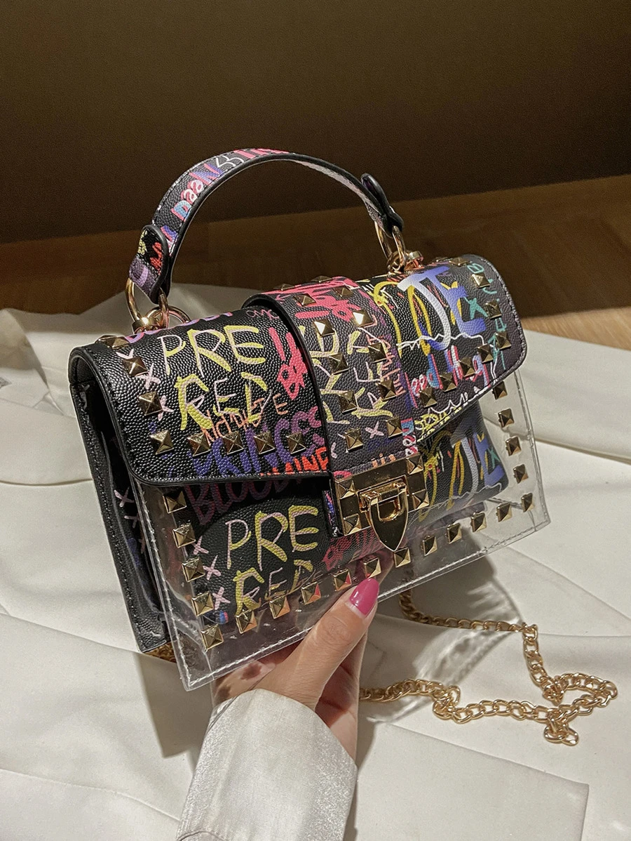Quadratische Tasche mit Buchstabengrafik, Nietendekor und Klappe, bunte Graffiti Ketten Umhängetasche, Umhängetasche mit Nietendekor, kleine quadratische Geldbörse für Damen mit Klappe