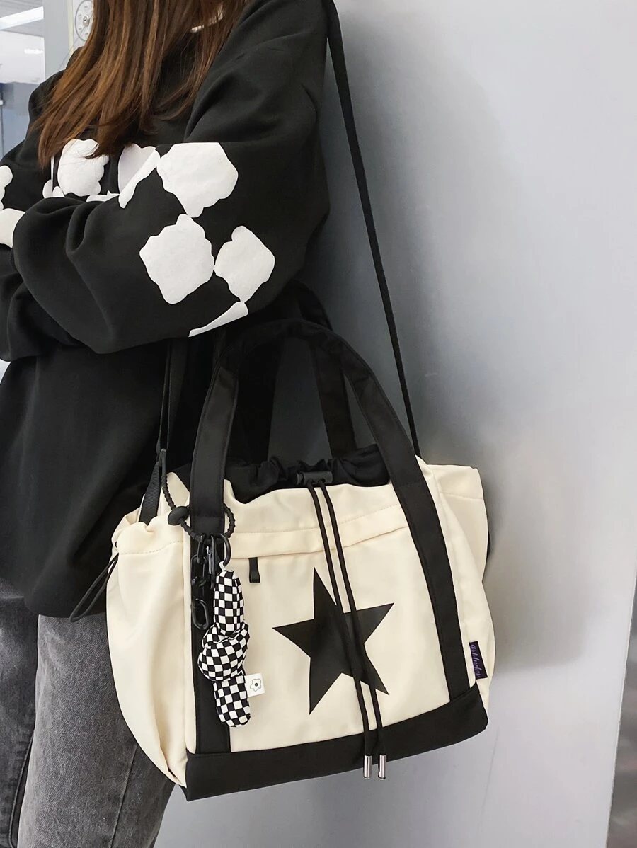 Bao gồm mặt dây chuyền, Túi đeo chéo nylon chống thấm nước có sức chứa lớn đầy phong cách cho nữ, Túi tote thông thường & thời trang có họa tiết đầy sao, lý tưởng cho trường học và đại học, có thể dùng làm túi xách, túi đi học, sức chứa lớn, di động, thích hợp cho nữ sinh viên tuổi teen Sinh viên đại học ,Văn phòng công nhân cổ trắng,Trường trung học cơ sở, trường trung học phổ thông,Đại học, Hoàn hảo để trở lại trường học - Đen và trắng - Xem 1