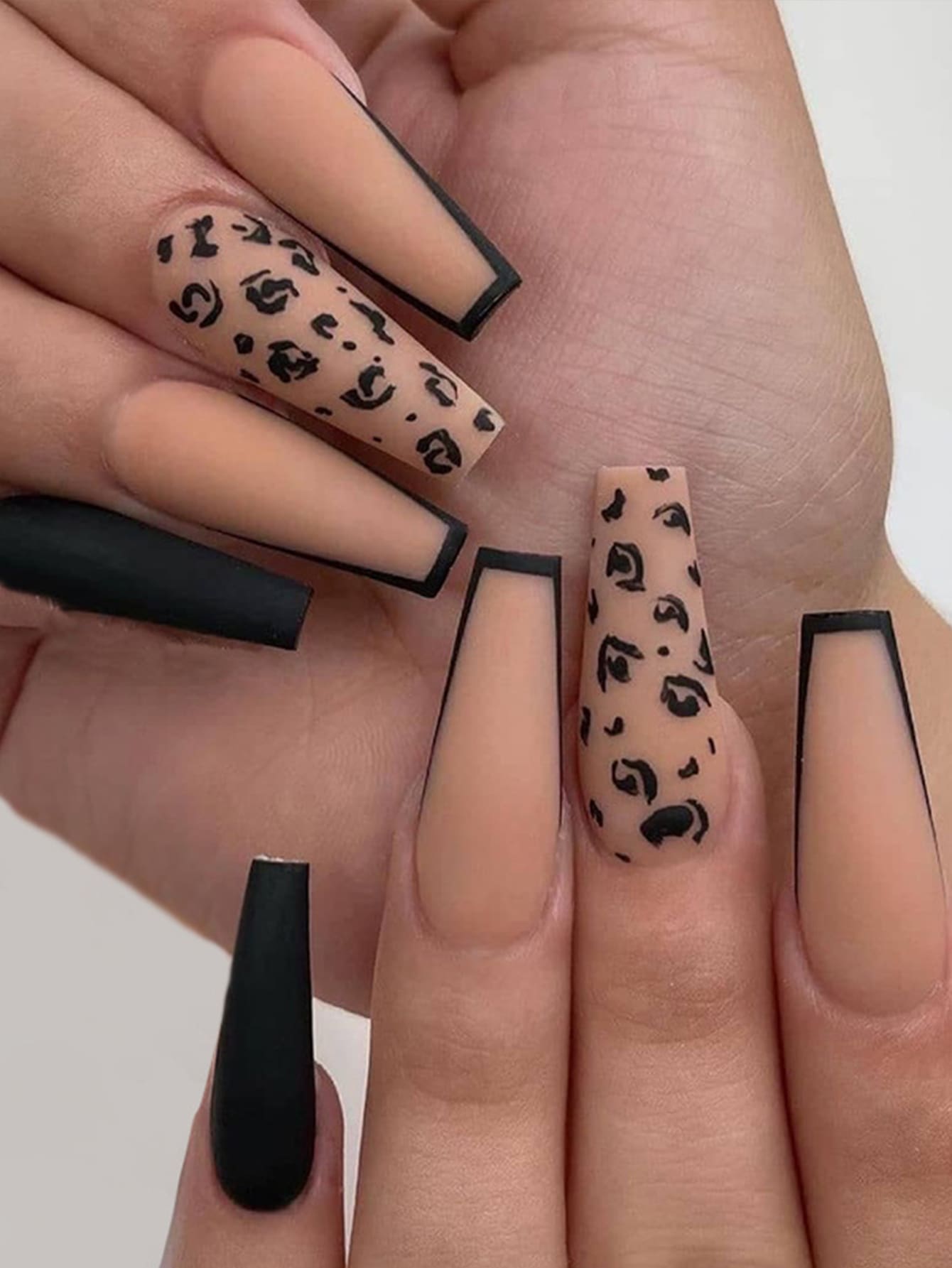 用 24 片长棺材黑法式裸色哑光豹纹假指甲、1 件指甲锉和 1 片胶带改变你的指甲 美甲用品 美甲 - 彩色 - 查看 1