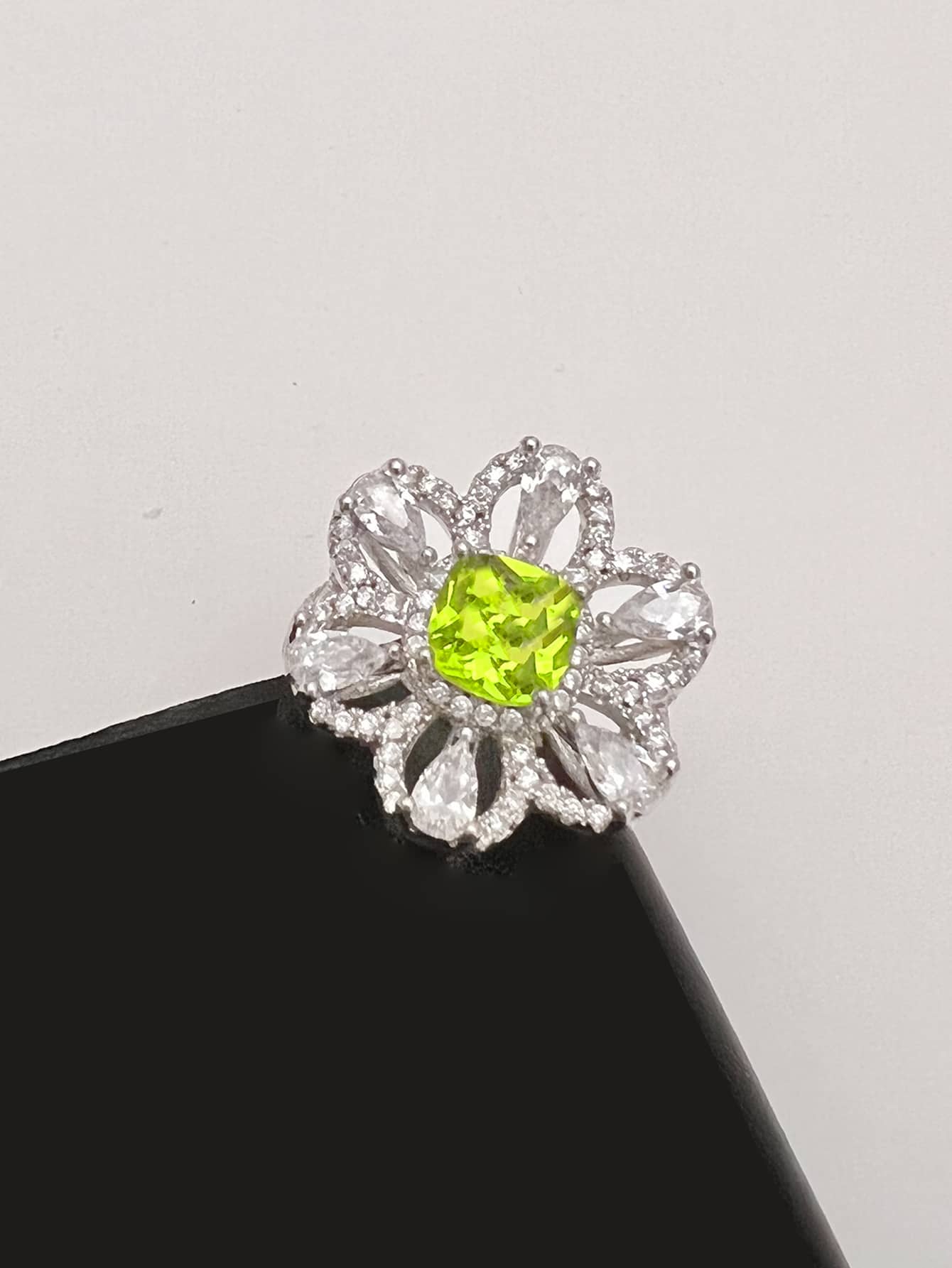 方晶鋯石花朵裝飾戒指 - 彩色 - 查看 1