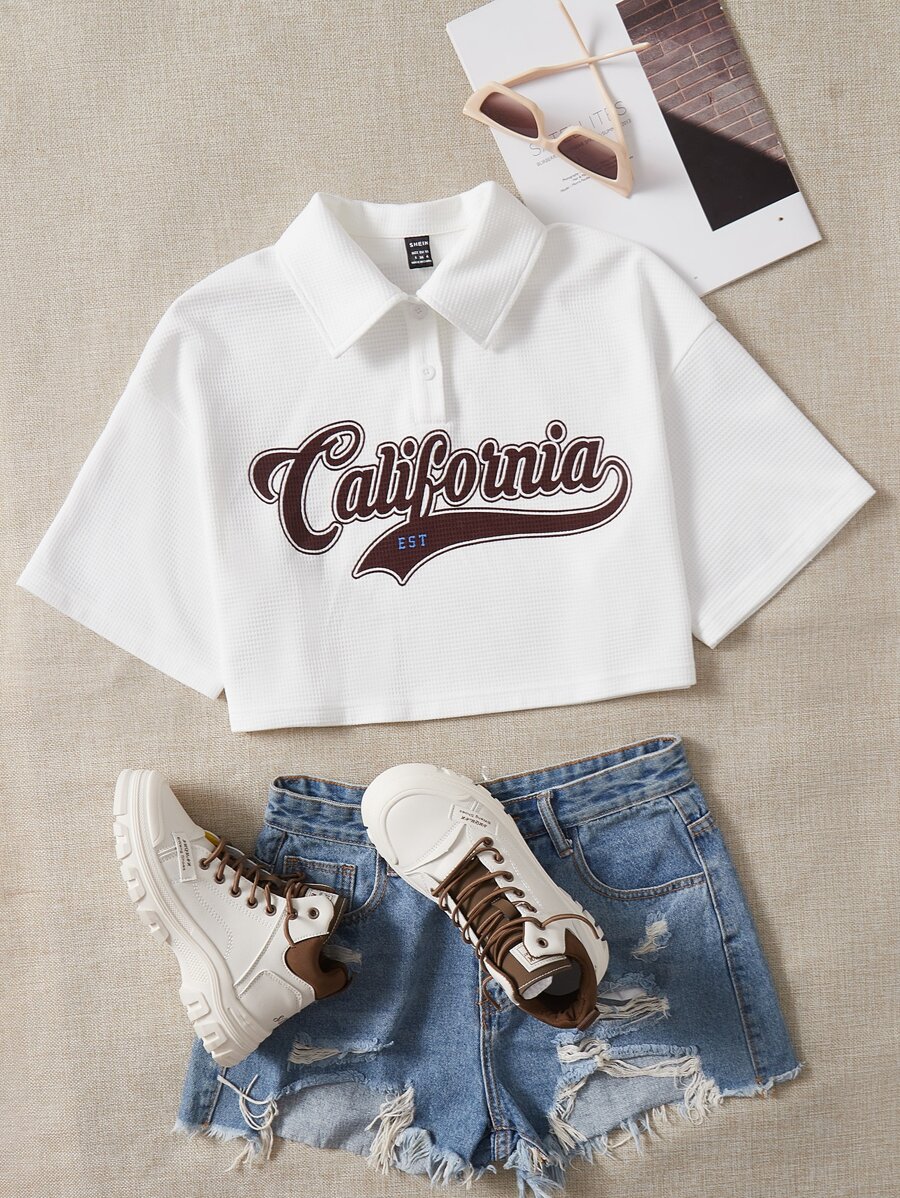SHEIN EZwear Camiseta crop con estampado de letra de hombros caídos