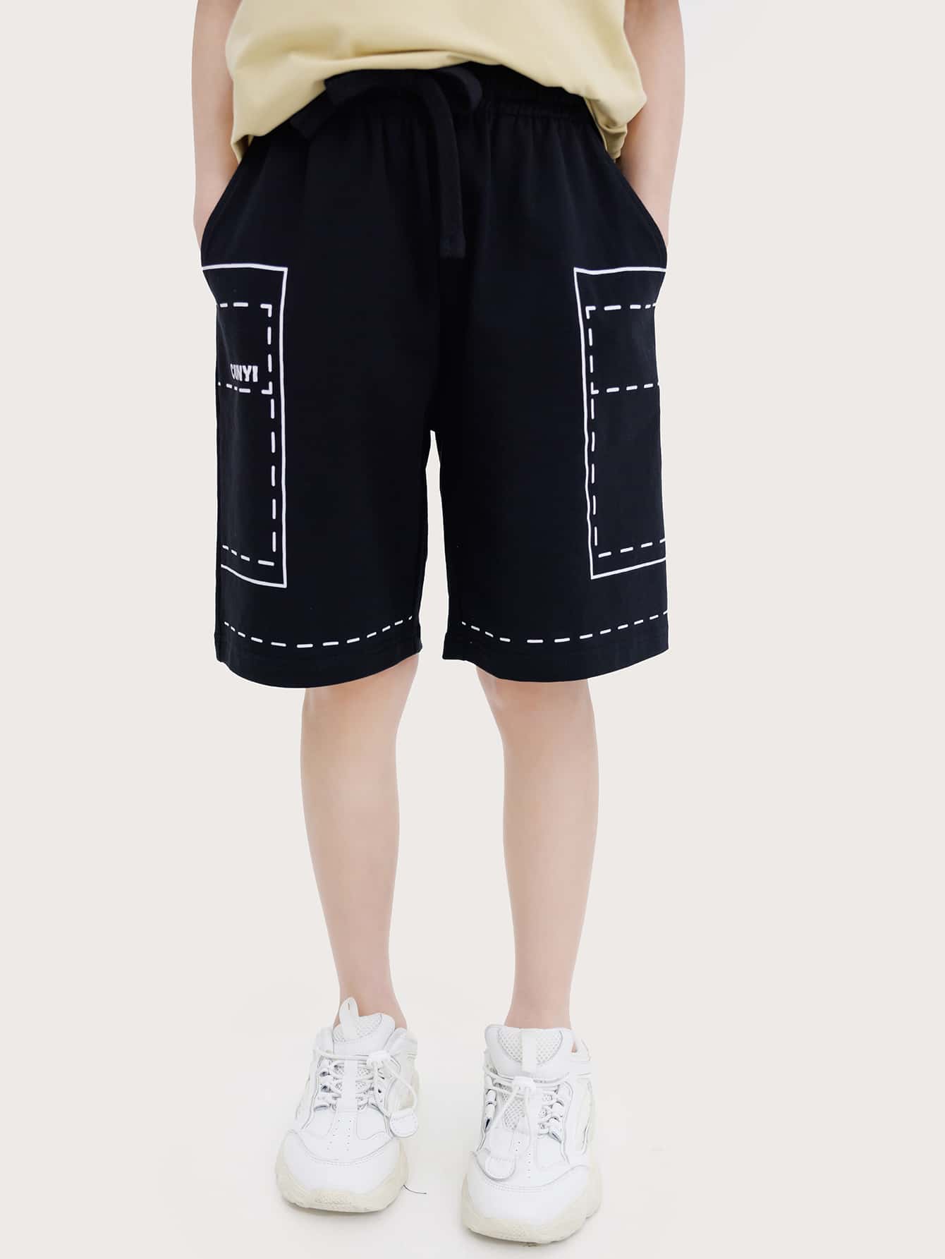 男孩字母圖案腰部抽繩短褲 - 黑色 - 查看 1