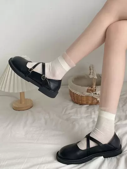 2025秋季新款女士搭扣装饰平底鞋，学院风黑色玛丽珍平底鞋，黑色学院风搭扣纯色女士平底鞋，玛丽珍鞋